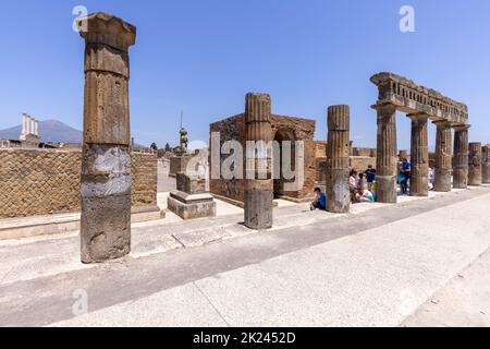 Pompeji, Neapel, Italien - 26. Juni 2021: Das Forum von Pompeji mit den Überresten der Basilika. Ruinen einer antiken Stadt, die durch den Ausbruch des volc zerstört wurde Stockfoto