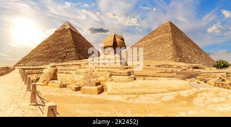 Die Sphinx vor den Pyramiden Ägyptens, schöner Panoramablick. Stockfoto