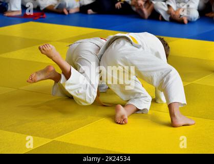 Zwei Mädchen judoka im Kimono konkurrieren auf dem Tatami Stockfoto