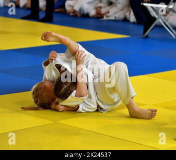 Zwei Mädchen judoka im Kimono konkurrieren auf dem Tatami Stockfoto