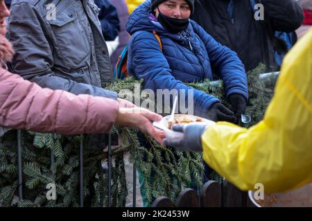 Krakau, Polen - 19. Dezember 2021: Heiligabend für Arme und Obdachlose auf dem Hauptplatz in Krakau. Trotz der Covid-Pandemie, die Gruppe Kosciuszko Prep Stockfoto