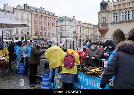 Krakau, Polen - 19. Dezember 2021: Heiligabend für Arme und Obdachlose auf dem Hauptplatz in Krakau. Trotz der Covid-Pandemie, die Gruppe Kosciuszko Prep Stockfoto