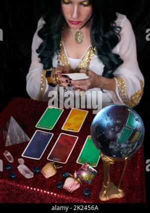 Weibliche Seele mit Kristallkugel und Tarot-Karten, flacher Freiheitsgrad Stockfoto