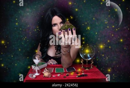 Psychic mit Kristallkugel. Und Tarot-Karten auf Galaxy-Hintergrund Stockfoto