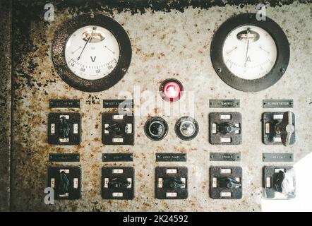 Alte rostige Schalttafel im Whale Leuchtturm - Phare des baleines - Re Island, Frankreich Stockfoto