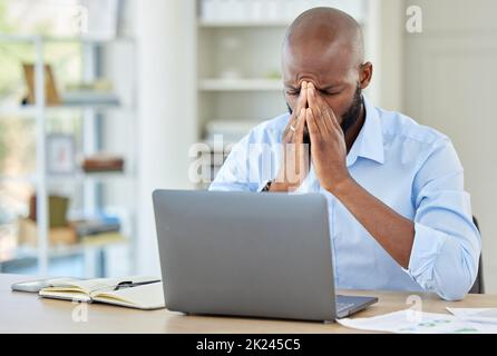 Stress, Burnout und Depression Geschäftsmann mit Laptop im Büro mit Depressionen, Angst und 404 Computer-Glitch. Kopfschmerzen, psychische Gesundheit und Stockfoto