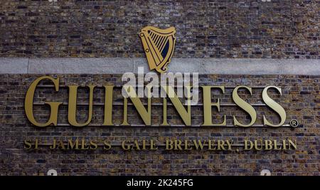 Ein Bild des Guinness Storehouse Zeichen auf dem Display in einem gemauerten Gebäude, Dublin. Stockfoto