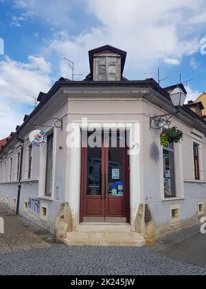 Low-Angle-Aufnahme eines Gebäudes in der Altstadt von Varazdin, Kroatien Stockfoto