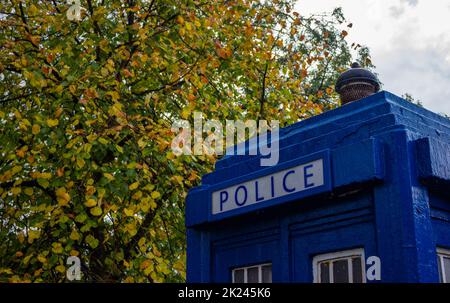 Ein Bild einer Nachbildung der TARDIS-Maschine (von Doctor Who) in Glasgow. Stockfoto