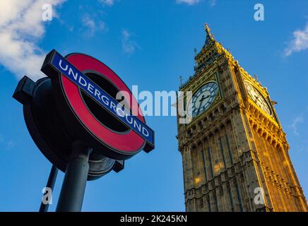 Ein Bild des Big Ben neben dem U-Bahnschild in Westminster. Stockfoto