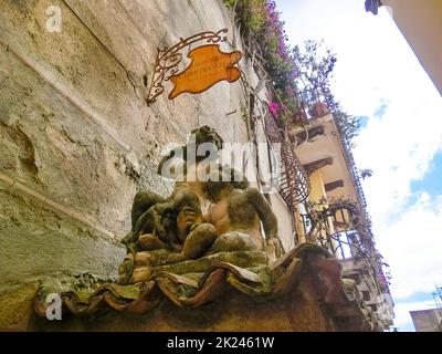 Taormina, Sizilien, Italien - 05. Mai 2014: Arkade im historischen Zentrum. Antiquitätengeschäft in Taormina, Sizilien, Italien am 05. Mai 2014 . Stockfoto