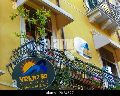 Taormina, Sizilien, Italien - 05. Mai 2014: Außenansicht des Reisebüros Venuto Büro in Taormina, Sizilien, Italien am 05. Mai 2014 Stockfoto