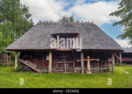 Kuligów, Polen - 06. Juni 2021. Reetgedeckte Holzgebäude in einem Freilichtmuseum. Stockfoto