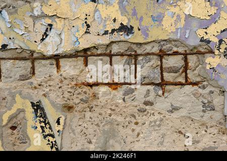 Alte Stahlbetonkonstruktion mit beschädigter und rostiger metallischer Verstärkung, die abgerissen werden muss - Metallstäbe rostig wegen Wasserinfiltration i Stockfoto