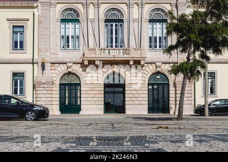 Figueira da Foz, Portugal - 26. Oktober 2020: Straßenatmosphäre und architektonisches Detail des Rathauses im historischen Stadtzentrum an einem Herbsttag Stockfoto