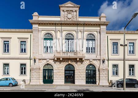 Figueira da Foz, Portugal - 26. Oktober 2020: Straßenatmosphäre und architektonisches Detail des Rathauses im historischen Stadtzentrum an einem Herbsttag Stockfoto