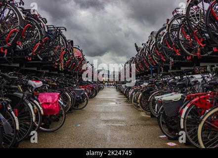 Ein Bild von einem Fahrrad Parkplatz in Amsterdam. Stockfoto