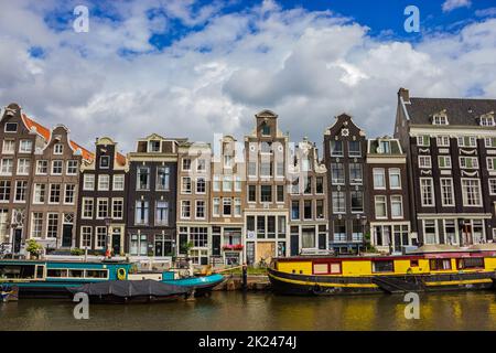 Ein Bild von einer Gruppe von Gebäuden auf den Rand einer Gracht in Amsterdam. Stockfoto