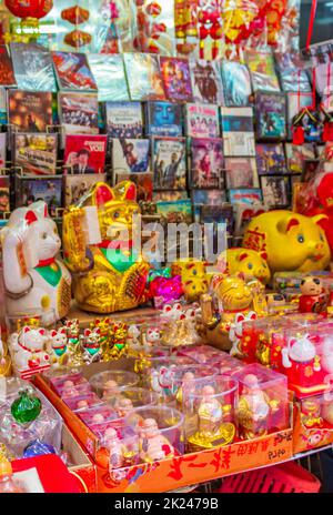 Bangkok Thailand 22. Mai 2018 Goldene chinesische Katze Souvenirs im Souvenirladen in Bangkok Thailand. Stockfoto