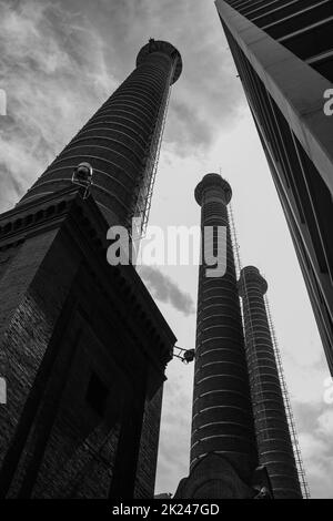 Ein schwarz-weiß Bild von drei großen industrieschornsteinen an der Red Eléctrica de España Komplex, in Barcelona. Stockfoto