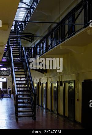 Ein Bild des Innenraums eines Flügels im Crumlin Road Gaol (Belfast). Stockfoto