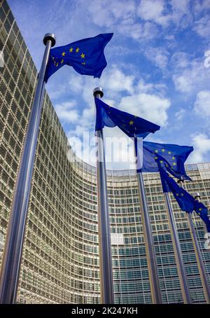 Ein Bild des Gebäudes Le Berlaymont mit Blick auf einige Flaggen der Europäischen Union. Stockfoto