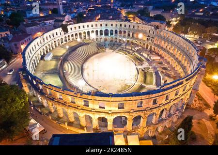 Arena Pula. Alte Ruinen des römischen Amphitheaters in Pula Luftbild am Abend, Istrien Region von Kroatien Stockfoto