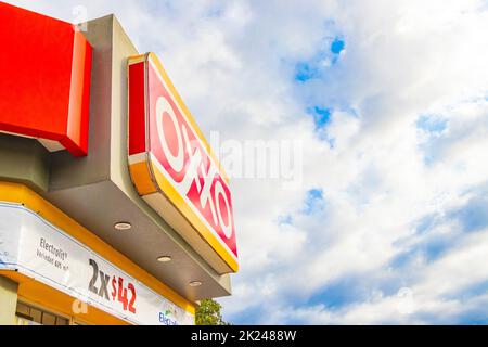 Playa del Carmen Mexiko 21. Dezember 2021 Oxxo Supermarkt und Logo mit blauem bewölktem Himmel in Playa del Carmen Mexiko. Stockfoto