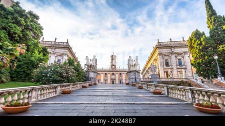 ROM, ITALIEN - CA. AUGUST 2020: Treppe zum Kapitolsplatz (Piazza del Campidoglio). Von Michelangelo gemacht, ist es die Heimat von Rom (Roma) Rathaus. S Stockfoto