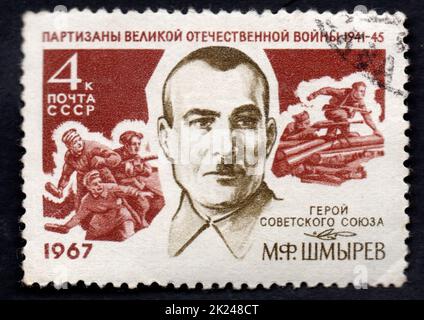 UdSSR - UM 1967: Eine in der UdSSR gedruckte Marke von war Heroes. Briefmarke aus der Serie Partisanen des Großen Vaterländischen Krieges - Helden der Sowjetunion. Posta Stockfoto