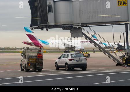 DÜSSELDORF, NRW, DEUTSCHLAND - 11. NOVEMBER 2019: Internationaler Flughafen Düsseldorf. Deutsche Passagierflugzeuge aus Gerwing. Sind auf dem Flugplatz. Stockfoto