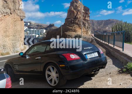 CRAN CANARIA, PUERTO RICO - 16. NOVEMBER 2019: Chrysler Crossfire Coupe auf einem Parkplatz oberhalb der Marina in Puerto Rico auf Gran Canaria. Stockfoto