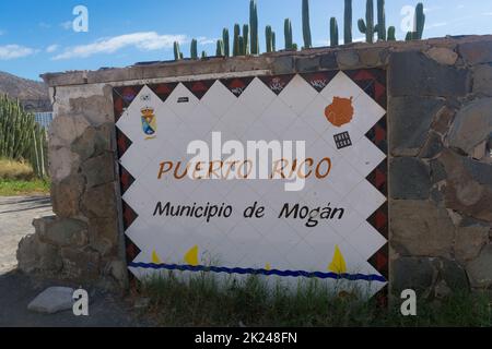 CRAN CANARIA, PUERTO RICO - 16. NOVEMBER 2019: Marina in Puerto Rico de Gran Canaria. Postkarte, spanien. Stockfoto