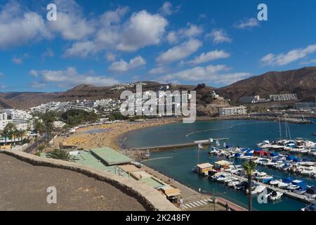 CRAN CANARIA, PUERTO RICO - 16. NOVEMBER 2019: Marina in Puerto Rico de Gran Canaria. Postkarte, spanien. Stockfoto