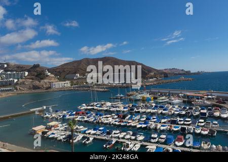 CRAN CANARIA, PUERTO RICO - 16. NOVEMBER 2019: Marina in Puerto Rico de Gran Canaria. Postkarte, spanien. Stockfoto