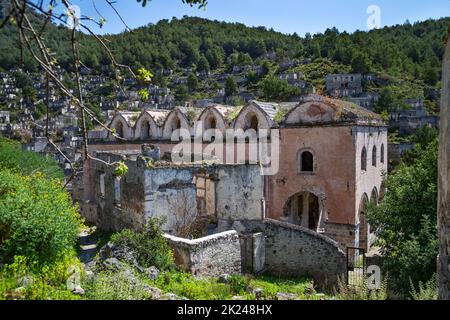 Verlassene Kirche in Kayakoy, auch bekannt als Karmilissos oder Geisterstadt. Fethiye, Provinz Mugla, südwestliche Türkei. Stockfoto