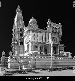 Schwarz-Weiß-Ansicht der hinteren Fassade des Baron Empain Palace, einem historischen Herrenhaus, das vom kambodschanischen Hindu-Tempel von Angkor Wat inspiriert wurde, in dem sich das Hotel befindet Stockfoto