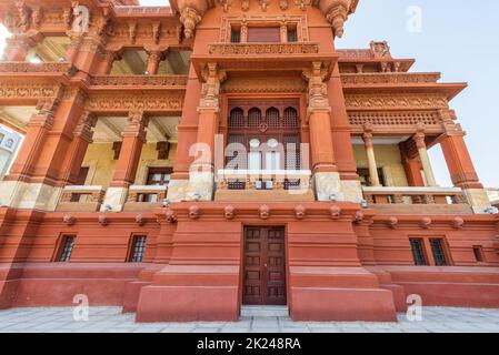 Blick auf die hintere Fassade des Baron Empain Palace, einem historischen Herrenhaus, das vom kambodschanischen Hindu-Tempel Angkor Wat inspiriert wurde und sich in Heliopolis d befindet Stockfoto