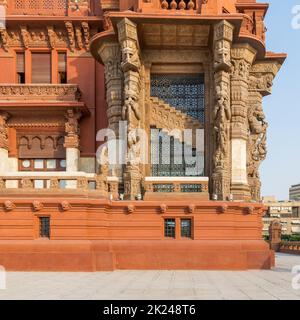 Ferforge verzierte Fenster der Treppe des Baron Empain Palace, einem historischen Herrenhaus, das vom kambodschanischen Hindu-Tempel von Angkor Wat inspiriert ist und sich in befindet Stockfoto