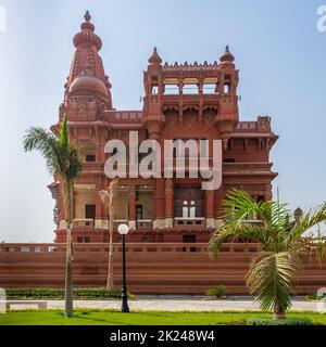 Vorderansicht der hinteren Fassade des Baron Empain Palace, einem historischen Herrenhaus, das vom kambodschanischen Hindu-Tempel Angkor Wat inspiriert wurde und sich im Heliopolis-Viertel befindet Stockfoto