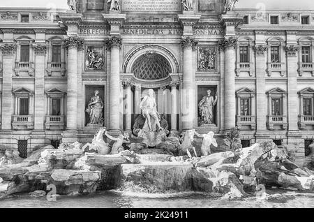 Blick auf den Trevi-Brunnen, das Wahrzeichen der Stadt Rom, Italien, und einer der berühmtesten Brunnen der Welt Stockfoto