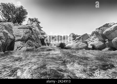 Blick auf den bezaubernden Strand von Capriccioli, einem der schönsten Badeorte der Costa Smeralda, Nordsardinien, Italien Stockfoto