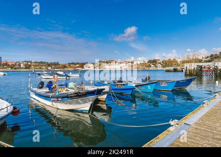 Porto, Portugal - 23. Oktober 2020: Kleine Fischerboote im Fischereihafen von Afurada am Ausgang der Mündung des Douro Flusses an einem Herbsttag Stockfoto