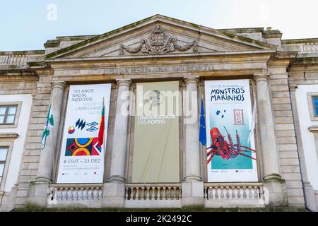 Porto, Portugal - 23. Oktober 2020: Fassade der Universität von Porto und Straßenatmosphäre an einem Herbsttag Stockfoto