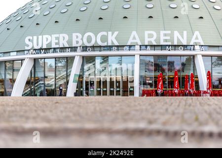 Porto, Portugal - 23. Oktober 2020: Fassade und Straßenatmosphäre des Pavillons der Super Bock Arena Rosa Mota, einer großen Aufführungshalle in der Stadt auf einem Stockfoto