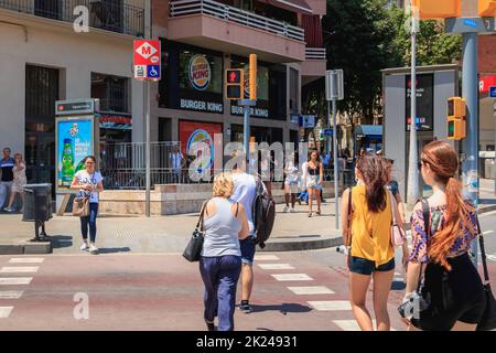 Barcelona, Spanien - 21. Juni 2017 : Menschen, die an einem Sommertag einen Fußgängerübergang überqueren Stockfoto