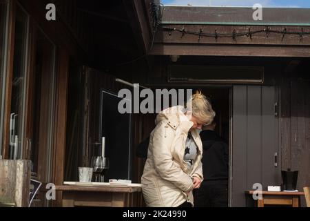 Frau an der Strandbar Sansibar, Kampen, Sylt, Nordfriesland, Schleswig-Holstein, Deutschland, Europa Stockfoto