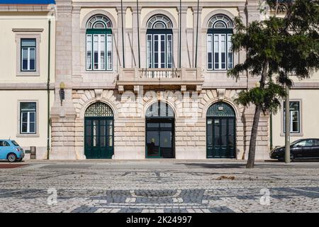 Figueira da Foz, Portugal - 26. Oktober 2020: Straßenatmosphäre und architektonisches Detail des Rathauses im historischen Stadtzentrum an einem Herbsttag Stockfoto