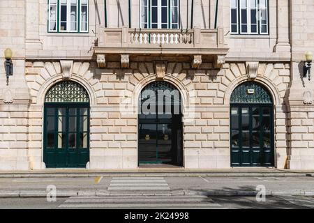 Figueira da Foz, Portugal - 26. Oktober 2020: Straßenatmosphäre und architektonisches Detail des Rathauses im historischen Stadtzentrum an einem Herbsttag Stockfoto