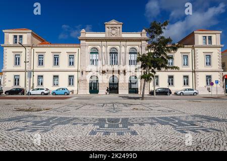 Figueira da Foz, Portugal - 26. Oktober 2020: Straßenatmosphäre und architektonisches Detail des Rathauses im historischen Stadtzentrum an einem Herbsttag Stockfoto